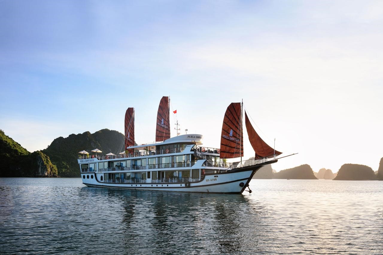Perla Dawn Sails游轮下龙湾三天两夜旅行（行程编号：PSG.HL.L12）