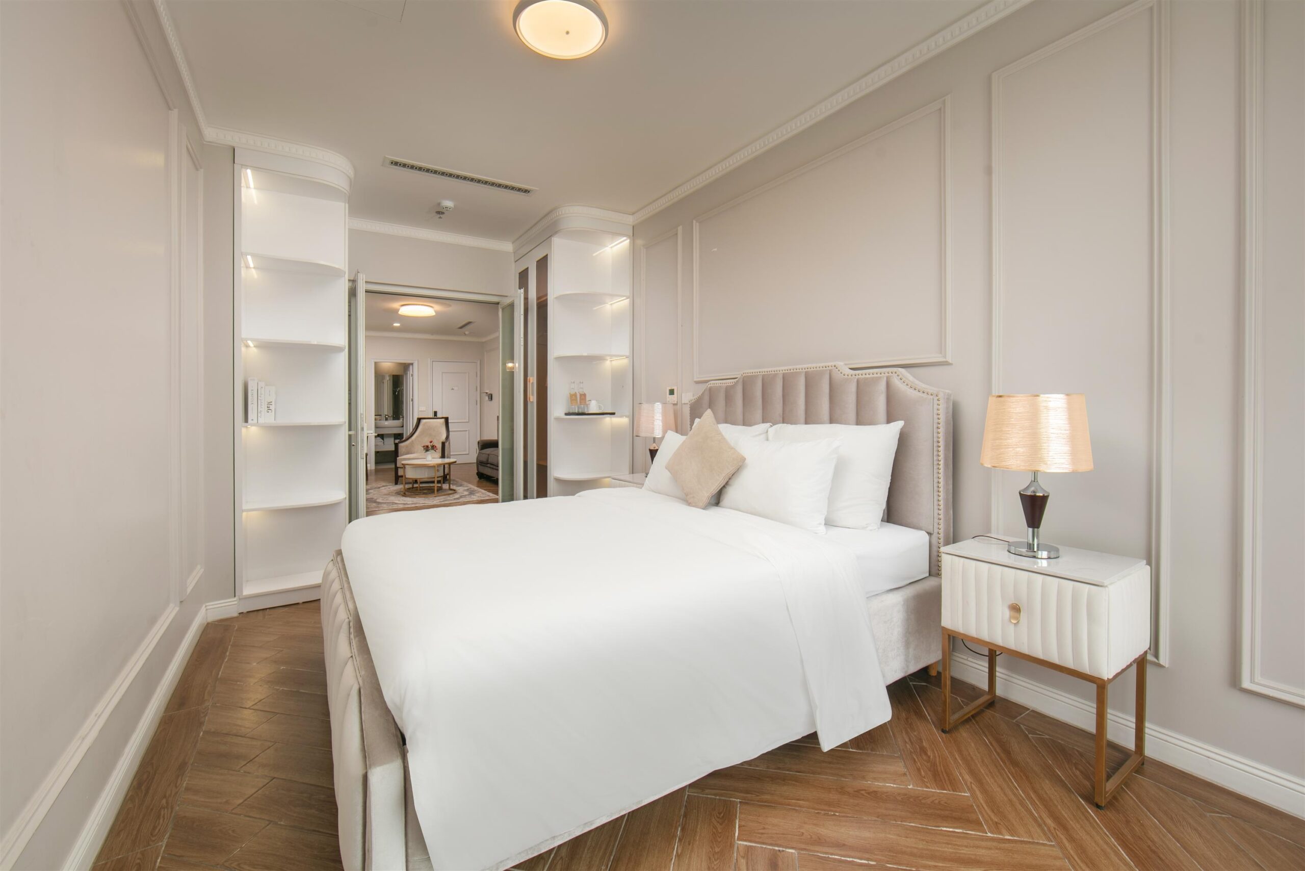 1 bedroom apartment balcony & lake view