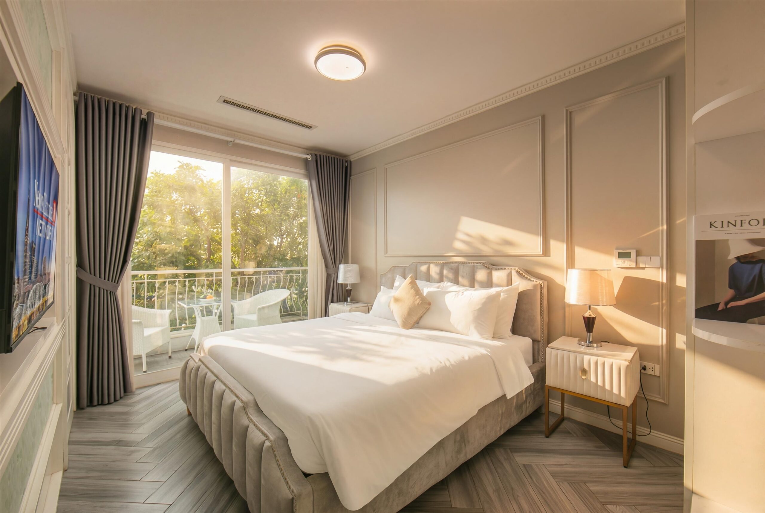 Premium Suite Balcony & Westlake View