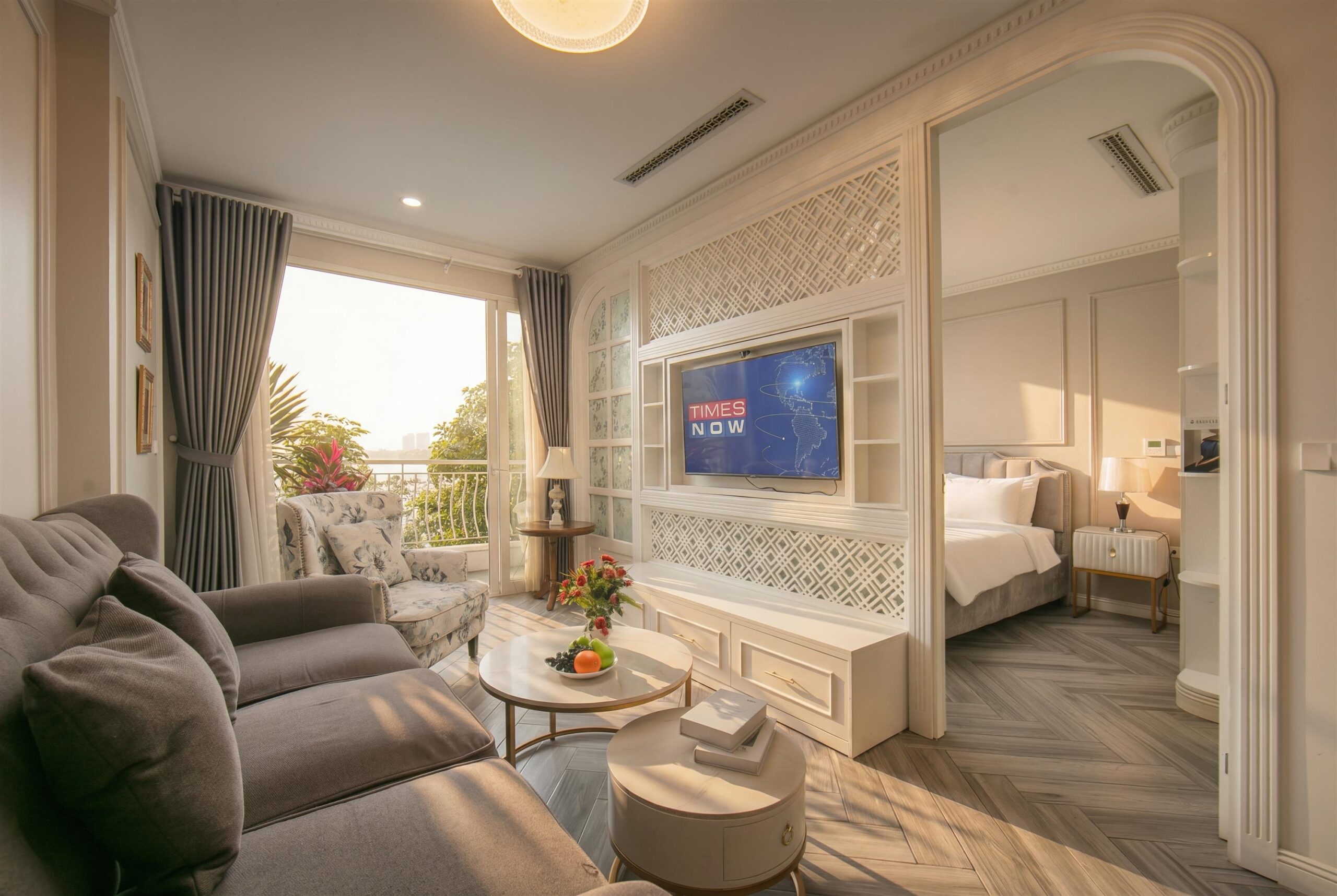 Deluxe 2 Bedrooms Apartment with Balcony & Westlake View